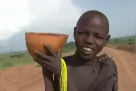 92岁奶奶和6个孙子的故事，不辞辛苦劳作多日，只为买漂亮的项链视频封面