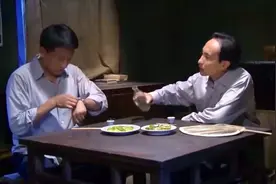 那些事：俩美女喝醉，臭男人不干好事，竟然一人抱走一个视频封面