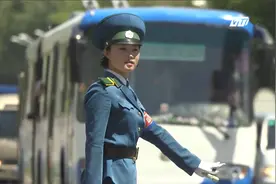 中外五国女警执勤对比，日本印度太魔性，中国女警英姿飒爽展芳华