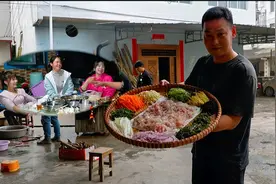 广西鱼生做法，十几斤鱼片配上十几种香料，一大桌人吃超过瘾