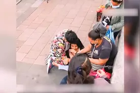 监控下感人的一幕，女子上班途中突然晕倒，路人的做法让人泪目！视频封面