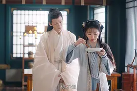 女孩偷吃美味佳肴被六少主逮个正着，没想到成了他的侧夫人视频封面