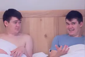 这个男人居然自己和自己生孩子，甚至还坏了二胎！视频封面