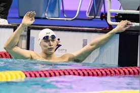 游泳也玩水花消失！孙杨复出首秀 冲刺不起腿拿小组第一 赛后落泪视频封面