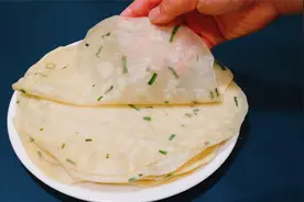 葱花薄饼的家常做法，柔软劲道，薄如纸张，步骤简单，凉了也不硬