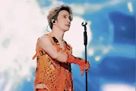 薛之谦为流浪狗发声反被骂，演唱会再改歌词回应：网上全是垃圾视频封面