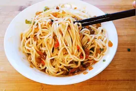 榨菜肉沫卤的家常做法，脆嫩咸香，配上面条，一顿3碗吃不够