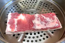 五花肉上锅蒸一下，简单两步，就能做出饭店大厨的味道，太下饭了