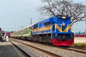 中国建帕德玛大桥铁路商业运营，当天晚上发车，车内座无虚席！视频封面