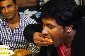 印度朋友想要品尝中国手抓饭，却差点失控视频封面