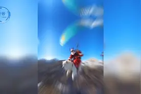 会滑滑翔伞的萨摩耶，它是如何被主人带着飞上天的？寻找快手科普视频封面