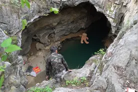 水位急剧下降深潭出现漂浮物，小明放夜钓被这一幕吓退，怎么回事