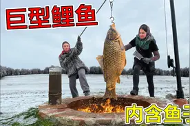 25公斤的巨型鲤鱼被乌克兰美女宰杀烤制，内含丰富的鱼子酱！视频封面