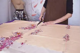 80年代的旧床单还有吗？拿来裁缝师傅教你改造，真是太棒了视频封面