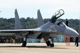 歼16“炸弹卡车”罕见实拍，从启动到起飞，真过足了眼瘾！视频封面