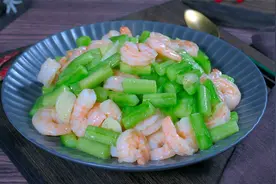 黄瓜炒虾仁，最忌直接下锅炒，菜馆这样做，清鲜脆嫩不出水，收藏