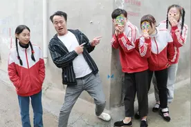 短剧：欢欢和小小用脸谱糖整蛊伙伴，没想却整到路人，真尴尬视频封面