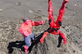 绿巨人的力气太大了，一使劲就把赛罗抬起来，扔进了土坑里！视频封面