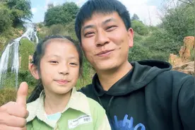 过年老婆不在身边，爸爸带女儿出去玩，父女俩真开心！视频封面
