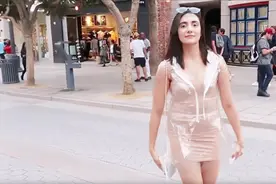 国外透明衣火了，美女直接穿透明衣服出门逛街，瞬间成为焦点