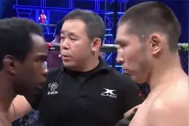 黑人拳手嚣张跋扈，骚扰中国举牌女郎，巴拉金大怒将其裸绞降服