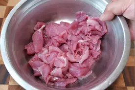 炒猪肉时，瘦肉老柴嚼不动？教你一招，吃肉就像吃豆腐一样嫩滑视频封面