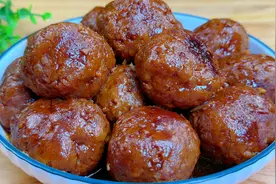 红烧狮子头的正宗做法，调肉馅是关键，软糯脆嫩，连吃6个都不腻视频封面