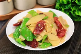 土豆和香肠真是绝配，教你个神仙做法，我家一周吃6次都不腻