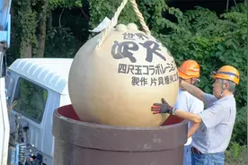 我一直很纳闷，烟花是怎么绽放出美丽的形状和颜色的？