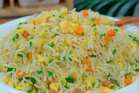 这才是蛋炒饭简单又好吃的做法，米饭粒粒分明，香气四溢视频封面