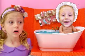 娜斯佳找到了一个娃娃，假装是父母视频封面