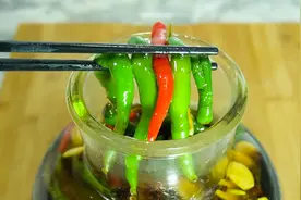 家里吃不完的青椒这样腌，配方比例详细分享，一冬天的开胃菜有了