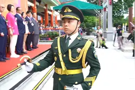 香港青少年军参加某活动升国旗仪式，队列动作是香港青少年的标杆视频封面