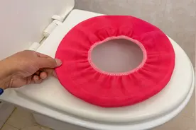 今天才知道，卫生间马桶垫的正确套法，很多人都装错了，赶紧学学