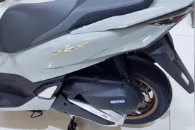 本田24款PCX160踏板，157CC水冷引擎+ABS，1.9L油耗，15.8匹马力视频封面