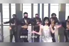 中韩女星穿短裙对比，金泫雅主动撩裙习以为常，热巴“Z”字下蹲视频封面