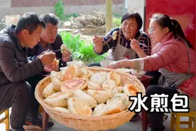 拔一些大葱，煎一锅葱肉水煎包，吃起来美得很！