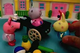 佩奇和小朋友们玩过家家，每个小朋友都选择了一个喜欢的角色扮演