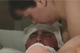 男人也能生孩子？美国丈夫耗时30小时生娃，妻子当场喜极而泣视频封面