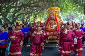 福建人有多敬重妈祖？万人空巷迎湄洲妈祖金身，有身份证坐头等舱视频封面