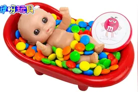 玩具动画：小宝宝在装满彩色巧克力豆浴盆里洗澡，幼儿色彩启蒙视频封面