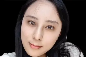 眼睛周围黑气重，唇上薄下厚，薄情重欲，容易有烂桃花干扰