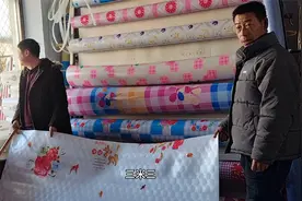 东北农村天气挺好，老爸要回一趟老家，还买了一卷炕革，到那换上