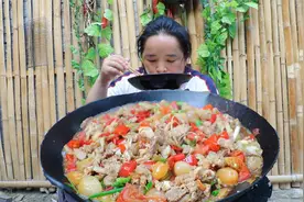 1斤油三斤牛格子肉，一斤辣椒爆炒，有嚼劲味道香