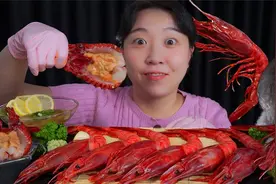 第一次见这种大红虾，膏多肉鲜嫩，韩国人直接吃刺身
