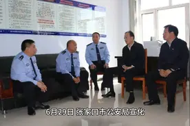 警方通报男子街头踹踢5岁男童，系因男使用侮辱的语言。视频封面