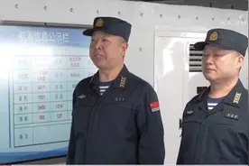 满载8万余吨的福建舰级别有多高？看舰长和政委军衔就明白了视频封面