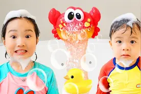 宝蓝和弟弟在地里玩泥巴玩得脏兮兮的，只得去浴室洗澡抹泡泡！