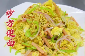 炒方便面怎么做，大厨教你一招，筋道入味，爽滑不坨