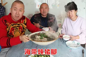 66买3只猪蹄，小火炖40分钟，软烂脱骨，老爸直接上手啃，嘎嘎香
